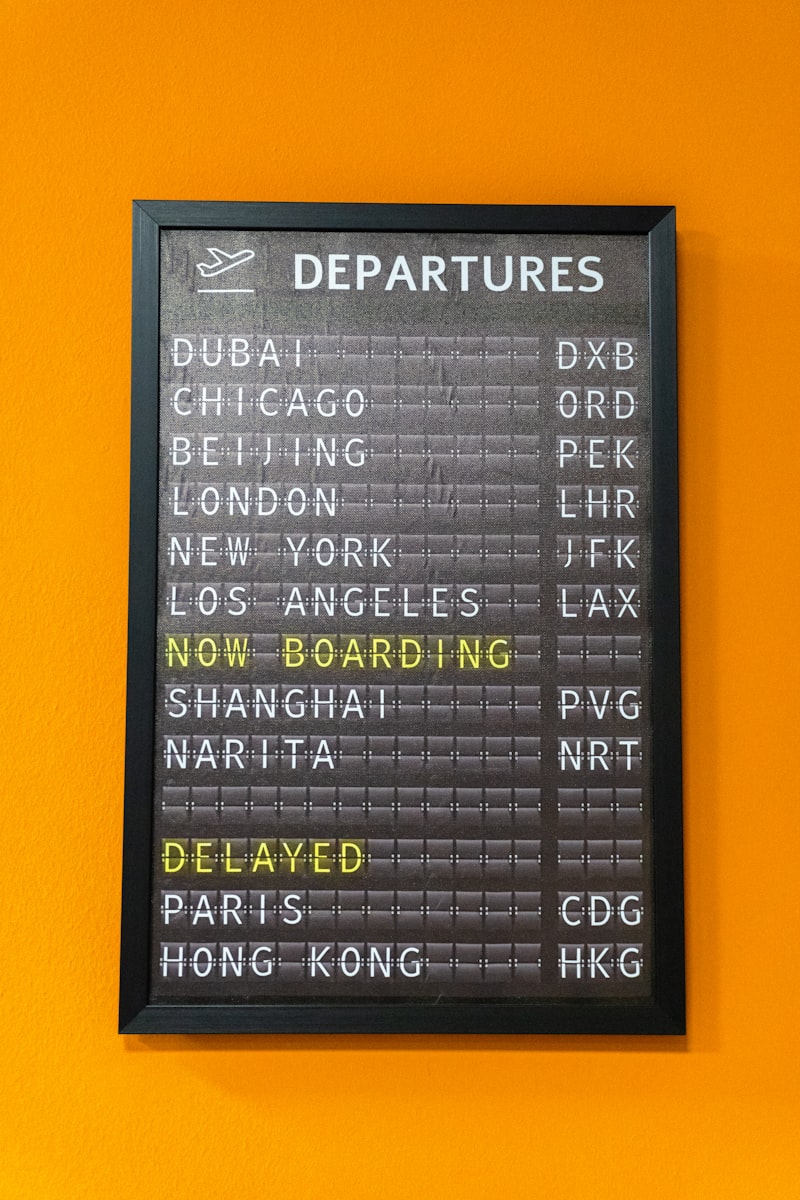 Tableau d'affichage des départs dans un aéroport