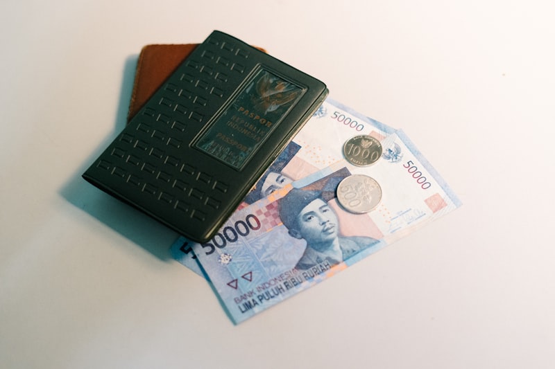 Billets de banque et passeport posés sur un bureau